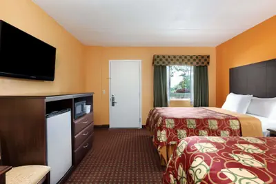 Photo 2 - Days Inn by Wyndham Queensbury/Lake George