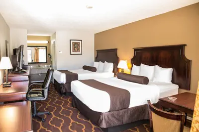Photo 4 - Mockingbird Inn & Suites