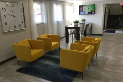 Photo 4 - Days Inn & Suites by Wyndham Cincinnati North