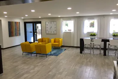 Photo 5 - Days Inn & Suites by Wyndham Cincinnati North