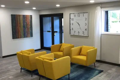 Photo 2 - Days Inn & Suites by Wyndham Cincinnati North