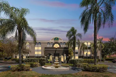 Photo 2 - La Quinta Inn & Suites by Wyndham Miami Lakes