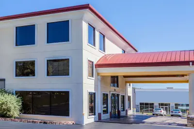 Photo 2 - Days Inn by Wyndham Dalton