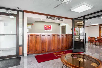 Photo 4 - Econo Lodge Dyersburg I-155