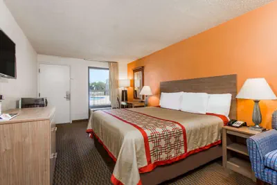 Photo 4 - Days Inn by Wyndham Norfolk Airport