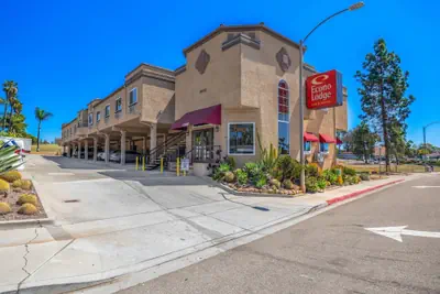 Photo 2 - Econo Lodge Inn & Suites Fallbrook Downtown