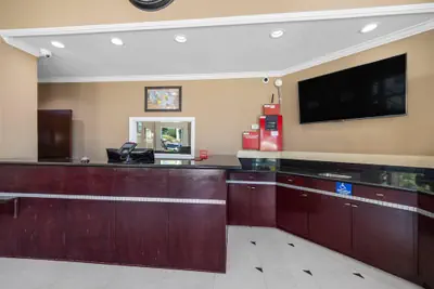 Photo 3 - Econo Lodge Inn & Suites Fallbrook Downtown
