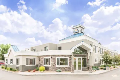 Photo 2 - Days Inn by Wyndham Bismarck
