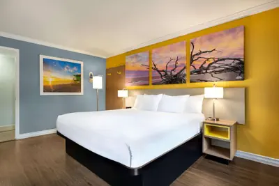 Photo 5 - Days Inn by Wyndham Pensacola - Historic Downtown