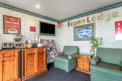 Photo 4 - Econo Lodge Castro Valley I-580