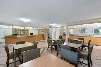 Photo 3 - La Quinta Inn by Wyndham Phoenix Sky Harbor Airport