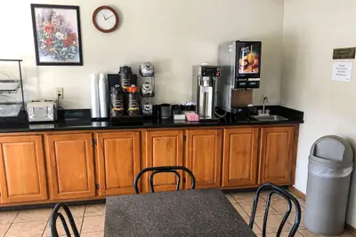Photo 5 - Econo Lodge Oklahoma City Northeast