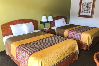 Photo 4 - Econo Lodge Oklahoma City Northeast