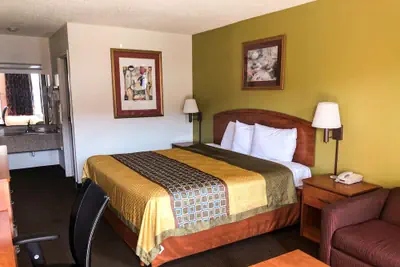 Photo 3 - Econo Lodge Oklahoma City Northeast