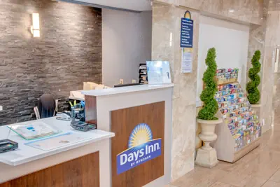 Photo 3 - Days Inn by Wyndham St. Petersburg / Tampa Bay Area