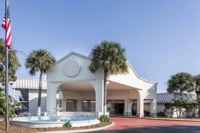 Photo 2 - Days Inn by Wyndham St. Petersburg / Tampa Bay Area