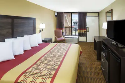Photo 4 - Days Inn by Wyndham Columbus-North Fort Moore