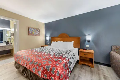 Photo 2 - Econo Lodge Erlanger - Cincinnati Airport