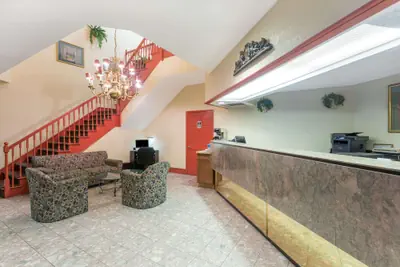Photo 2 - Days Inn by Wyndham Savannah Airport