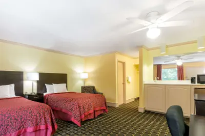 Photo 4 - Days Inn by Wyndham Savannah Airport
