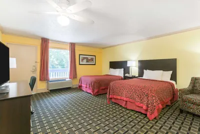 Photo 3 - Days Inn by Wyndham Savannah Airport