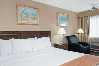 Photo 4 - Howard Johnson by Wyndham Torrance