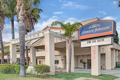 Photo 2 - Howard Johnson by Wyndham Torrance