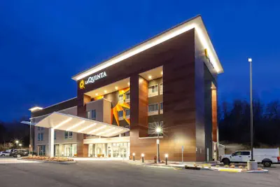 Photo 2 - La Quinta Inn & Suites by Wyndham Middletown-Goshen