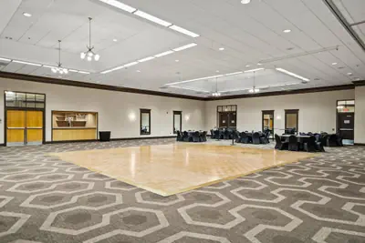 Photo 5 - Royle Hotel Milwaukee Airport