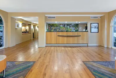 Photo 4 - La Quinta Inn & Suites by Wyndham Coral Springs South