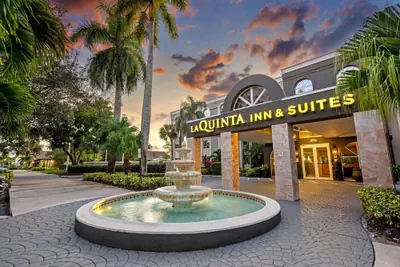Photo 2 - La Quinta Inn & Suites by Wyndham Coral Springs South