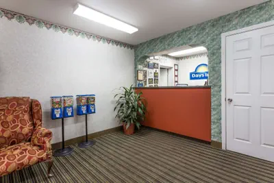 Photo 5 - Days Inn by Wyndham Dickson