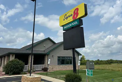 Photo 2 - Super 8 by Wyndham Sturtevant/Racine