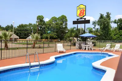 Photo 2 - Super 8 by Wyndham Shreveport