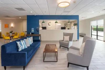 Photo 2 - Comfort Inn & Suites Buffalo Airport