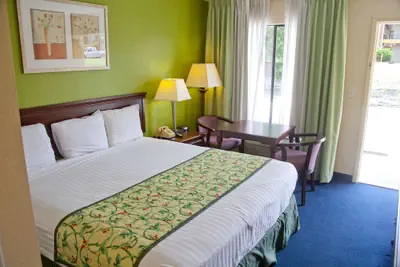 Photo 5 - Days Inn by Wyndham DeFuniak Springs