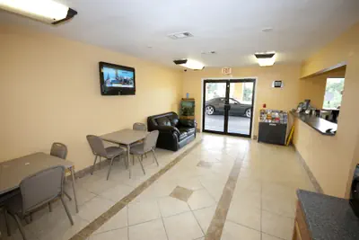 Photo 2 - Days Inn by Wyndham DeFuniak Springs