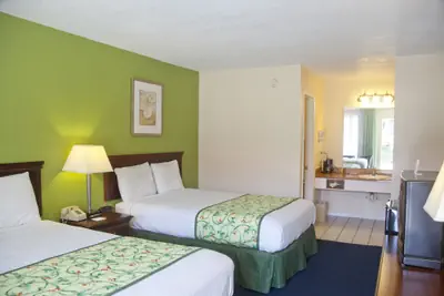Photo 3 - Days Inn by Wyndham DeFuniak Springs