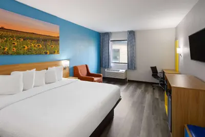 Photo 5 - Days Inn & Suites by Wyndham Northwest Indianapolis