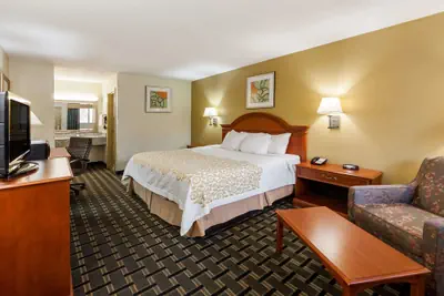 Photo 3 - Days Inn by Wyndham Kent - Akron