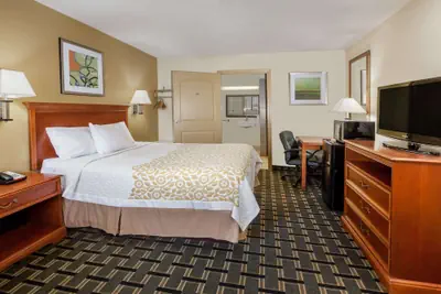 Photo 5 - Days Inn by Wyndham Kent - Akron