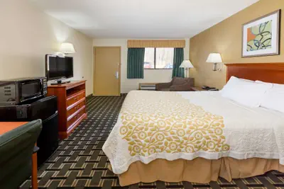 Photo 4 - Days Inn by Wyndham Kent - Akron