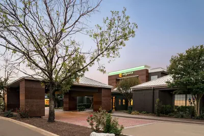Photo 2 - La Quinta Inn & Suites by Wyndham Round Rock North
