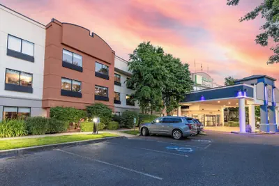 Photo 2 - Holiday Inn Express Bellingham by IHG
