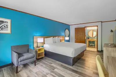 Photo 4 - Days Inn by Wyndham Foley - North Gulf Shores