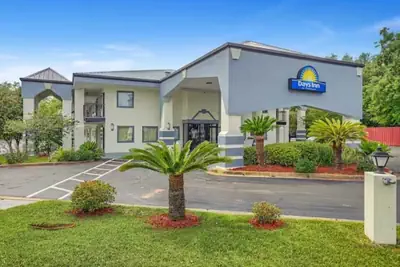 Photo 2 - Days Inn by Wyndham Foley - North Gulf Shores