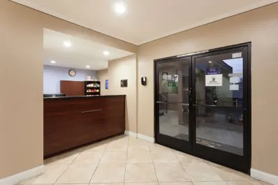 Photo 3 - Super 8 by Wyndham El Cajon/San Diego