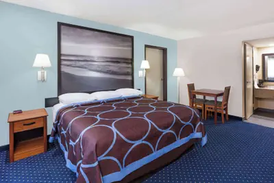 Photo 4 - Super 8 by Wyndham El Cajon/San Diego