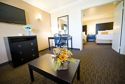 Photo 5 - Hotel d’Lins Ontario Airport
