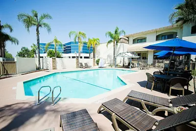 Photo 2 - Hotel d’Lins Ontario Airport